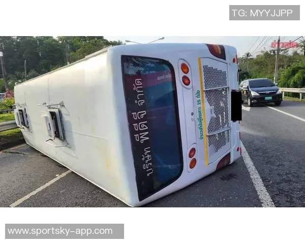 弗拉门戈球迷乘坐巴士发生翻车事故造成三人重伤