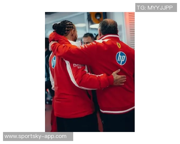 梅西与切特里在孟买球场亲切握手展现友谊与尊重